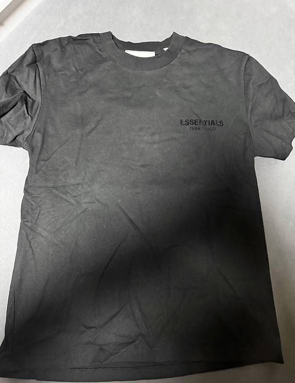 T-shirt: Essentials Shirt – Usato da Lupfig venduto da CEichi812