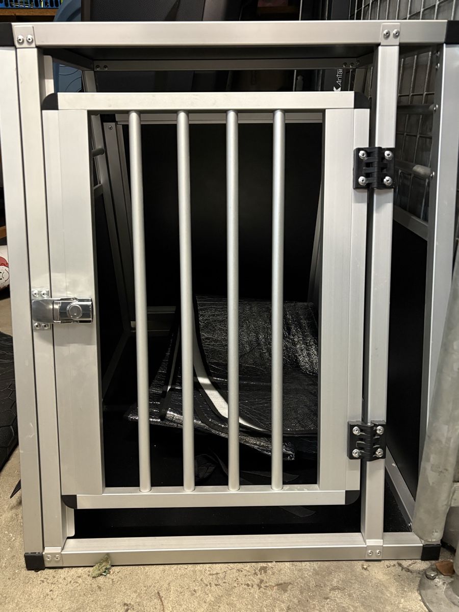 Käfige, Transport & Sicherheit: Aluminium Hundebox fürs Auto – Gebraucht aus Schaffhausen von ste_w5yf