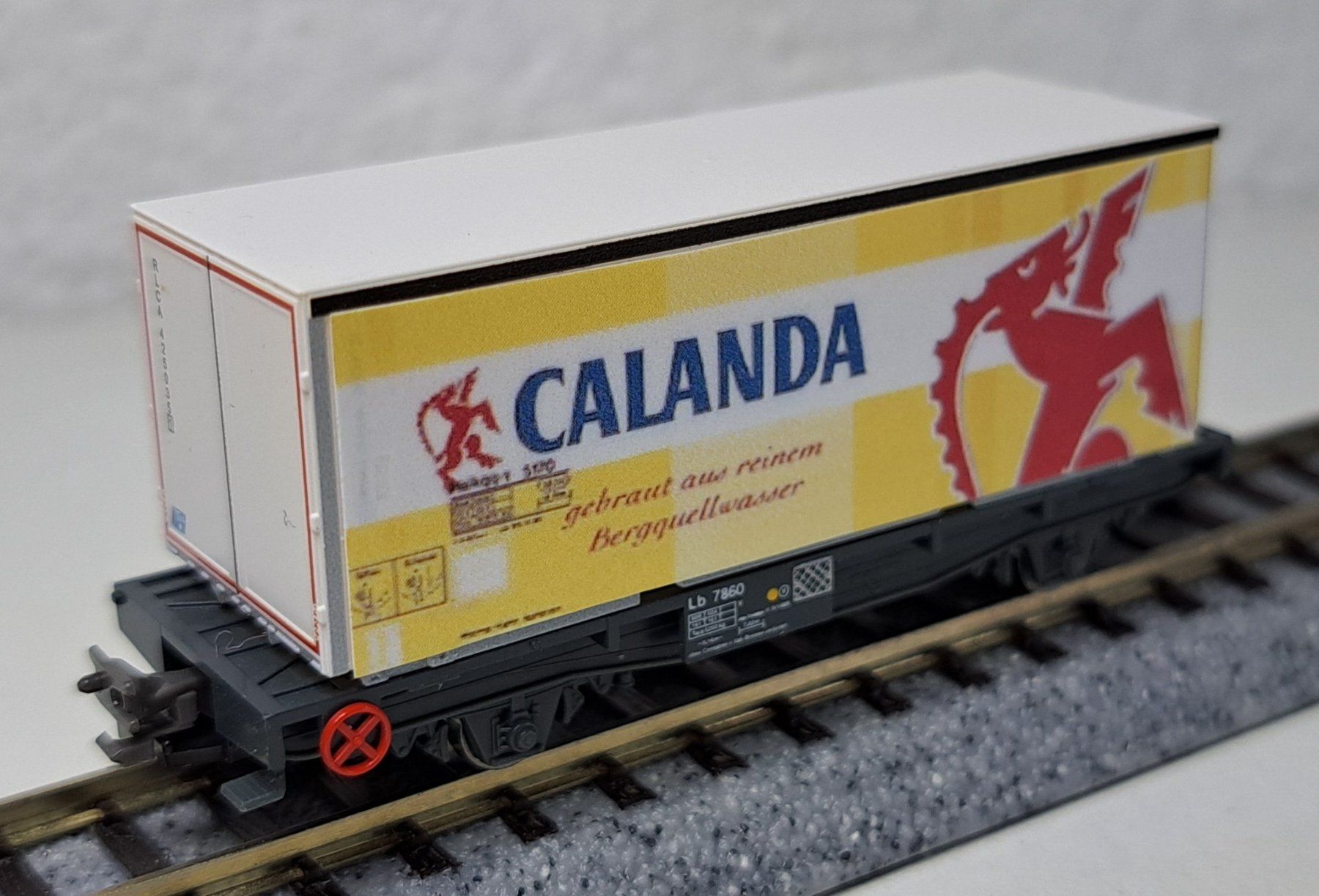 Kato Modelleisenbahnen: RhB Güterwagen mit Container Calanda Bräu Kato Spur N – Neu (gemäss Beschreibung) aus Salez von rhb-spur-n 1