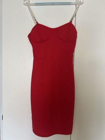 Kleid rot mit Perlenriemen Grösse S neu