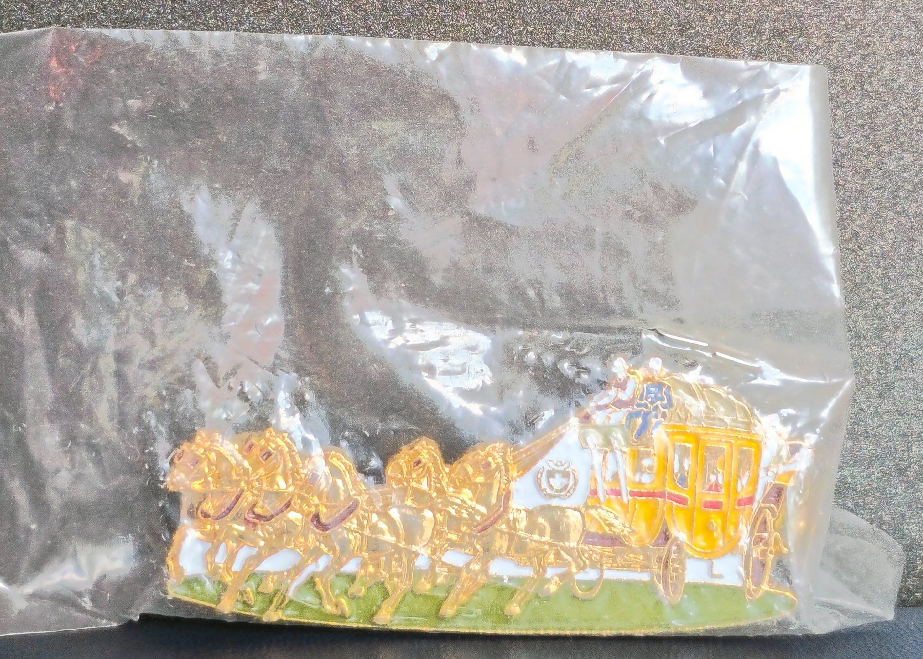 Placchette & Badge: Schweizer Gotthard-Postkutsche, emaillierter Doppelpin – Nuovo e nell'imballaggio originale da Zürich venduto da Tanteemma369