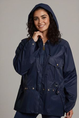 Schwarze Windbreaker-Jacke mit farbigem Aufnäher