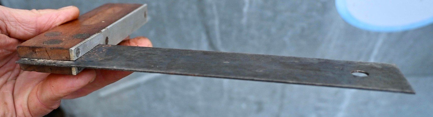 Tutti gli attrezzi: alter Anschlagwinkel / Schreiner- oder Tischlerwinkel – Usato da Pfaffhausen venduto da mono_rec 8