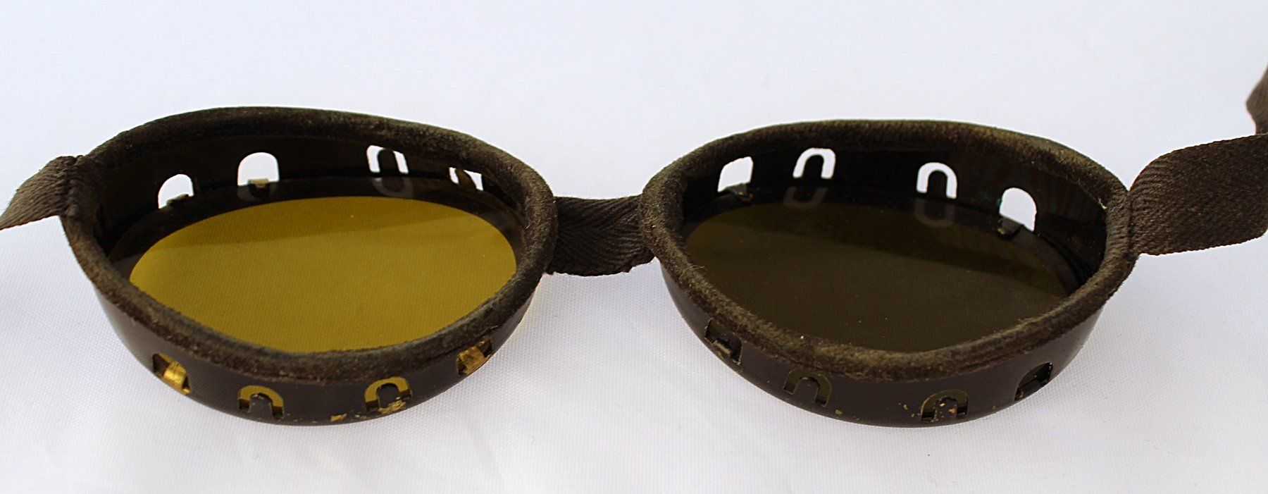 Schweizer Armee Uniformen: Schweizer Armee Gletscherbrille ELVES Mendrisio mit Dose – Gebraucht aus Zürich von Auctionata 7