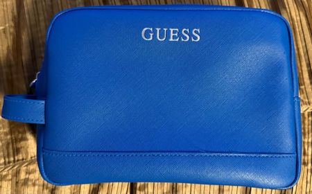 Trousse de toilette Guess bleu, comme neuve, pratique!