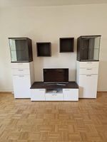 Wohnwand mit Vitrine und Regal (Abholbar bis 28.08.26)