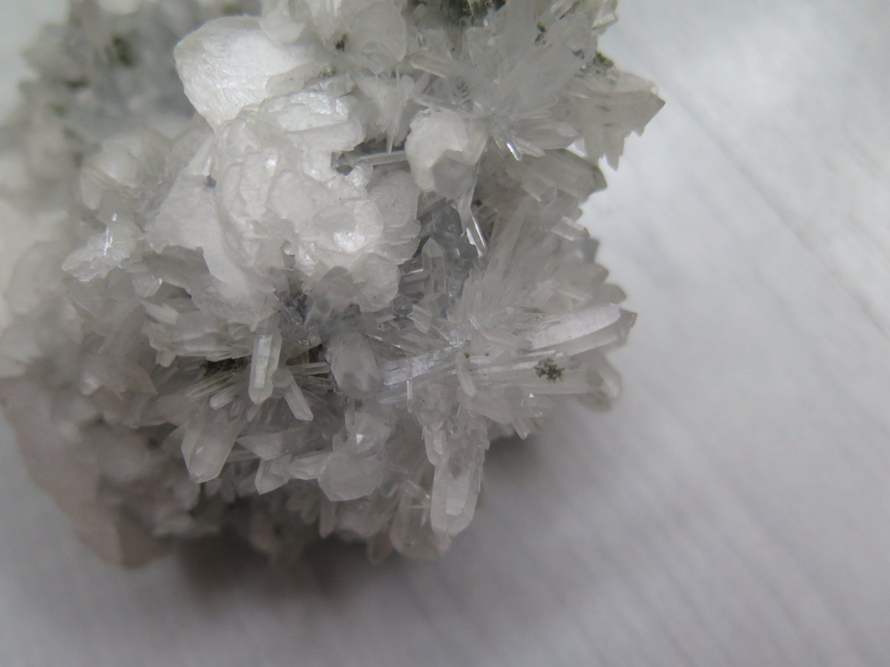 Minerali & Pietre curative: Nadelquarz mit Calcit und Pyrit – Usato da Schaffhausen venduto da Yamakana51L8736OQ8 4
