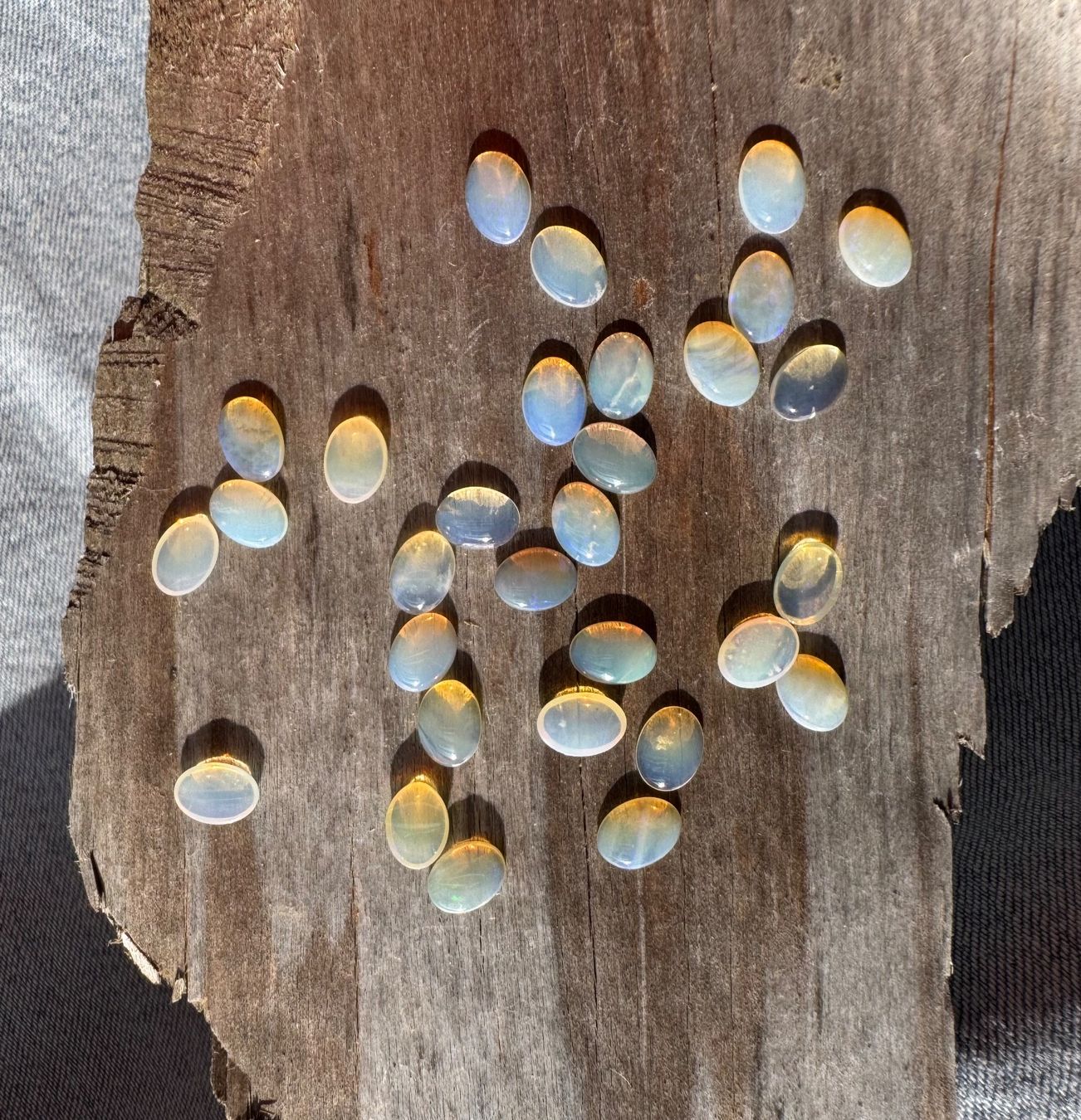 Fossili: 30 Stk  Cabochons Opal echt winzig neu   oval 5x7mm  solid – Nuovo e nell'imballaggio originale da Leuggern venduto da gemshow
