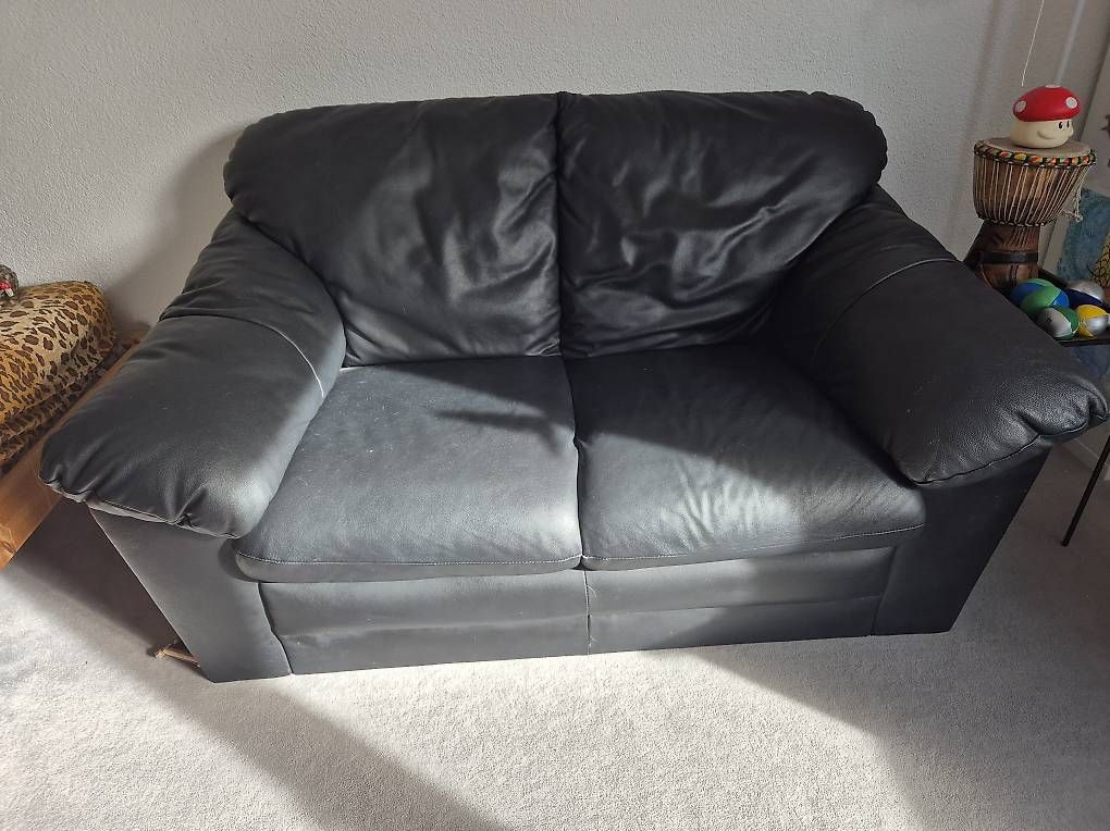 Sofas: Canapé en cuir  – Gebraucht aus Epalinges von Rsellig
