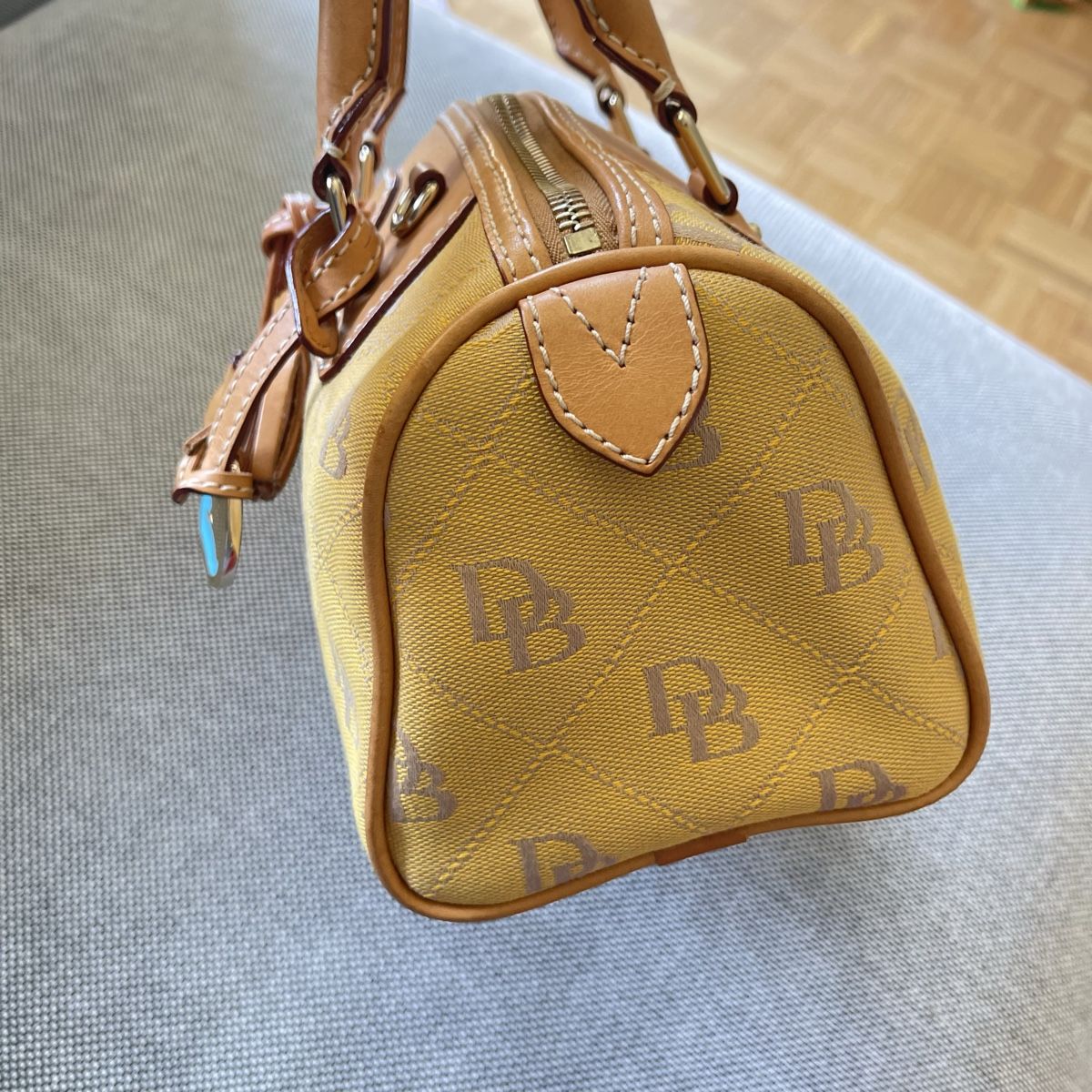 Dooney & Bourke Borse: Dooney & Bourke gelbe monogrammierte Hand Tasche – Nuovo (secondo la descrizione) da Bern venduto da dek_7bjd 3
