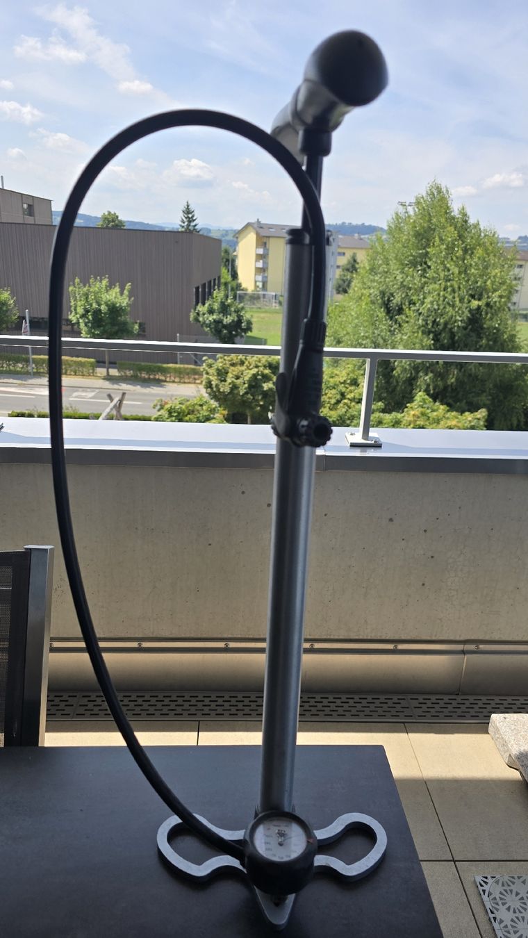 Pompe: Standpumpe Fahrrad mit Manometer gebraucht – Usato da Schenkon venduto da knofer21