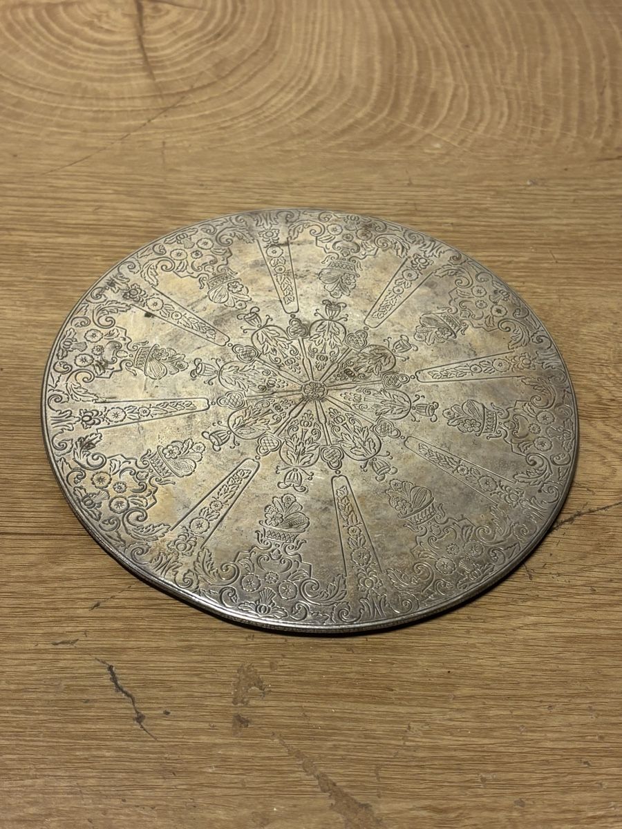 Tutte le decorazioni: Antikes Metall Untersetzer Set 3-teilig – Usato da Orpund venduto da BlackEagel80 1