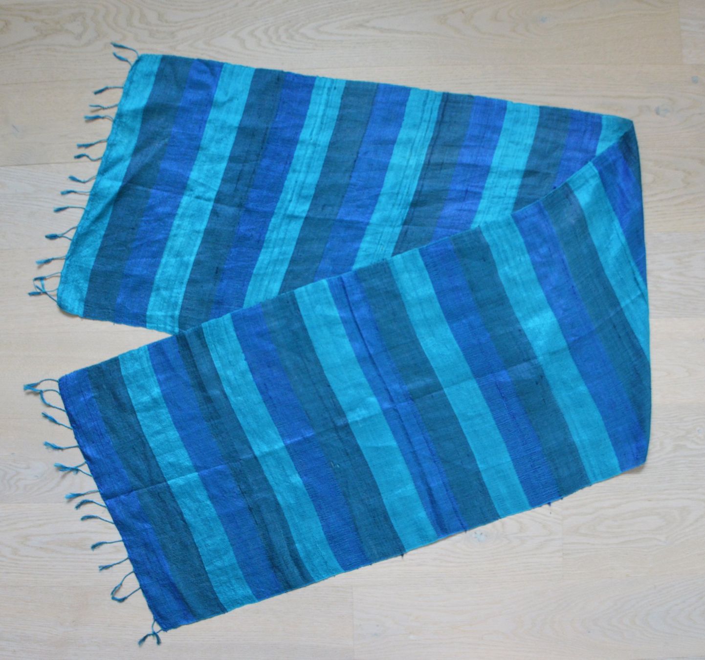 Foulard & Sciarpe: Leichter, gestreifter Roh Seidenschal – Usato da Niederhasli venduto da littledrop