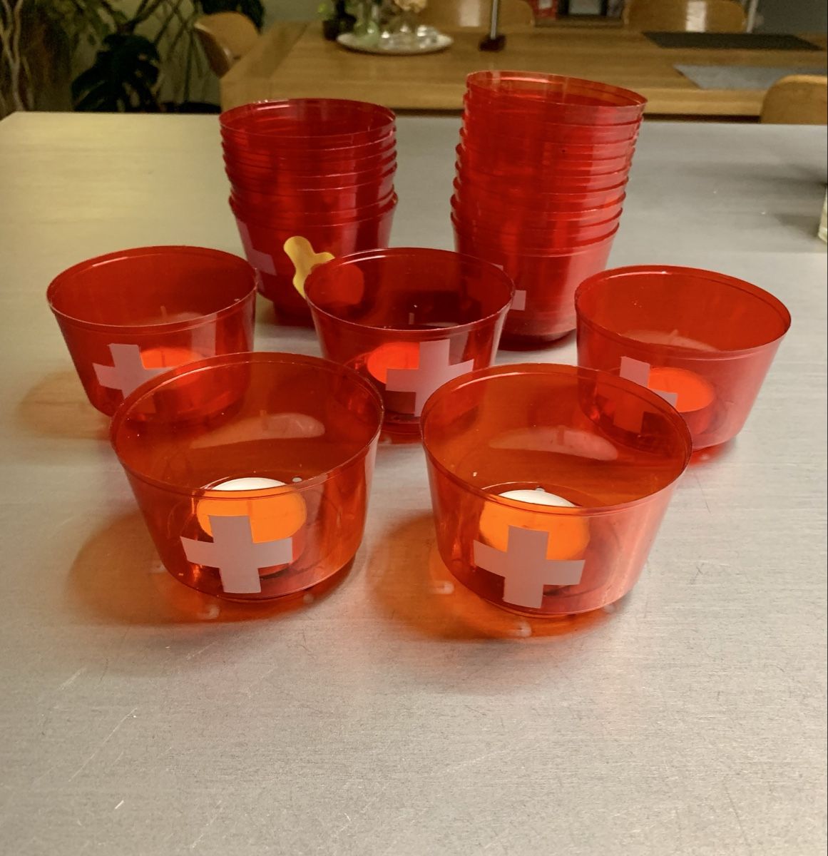 Kerzenständer: Windlichter Teelichthalter rot Schweizerkreuz 6er Set – Gebraucht aus Reinach BL von SchnaeppchenScout 3