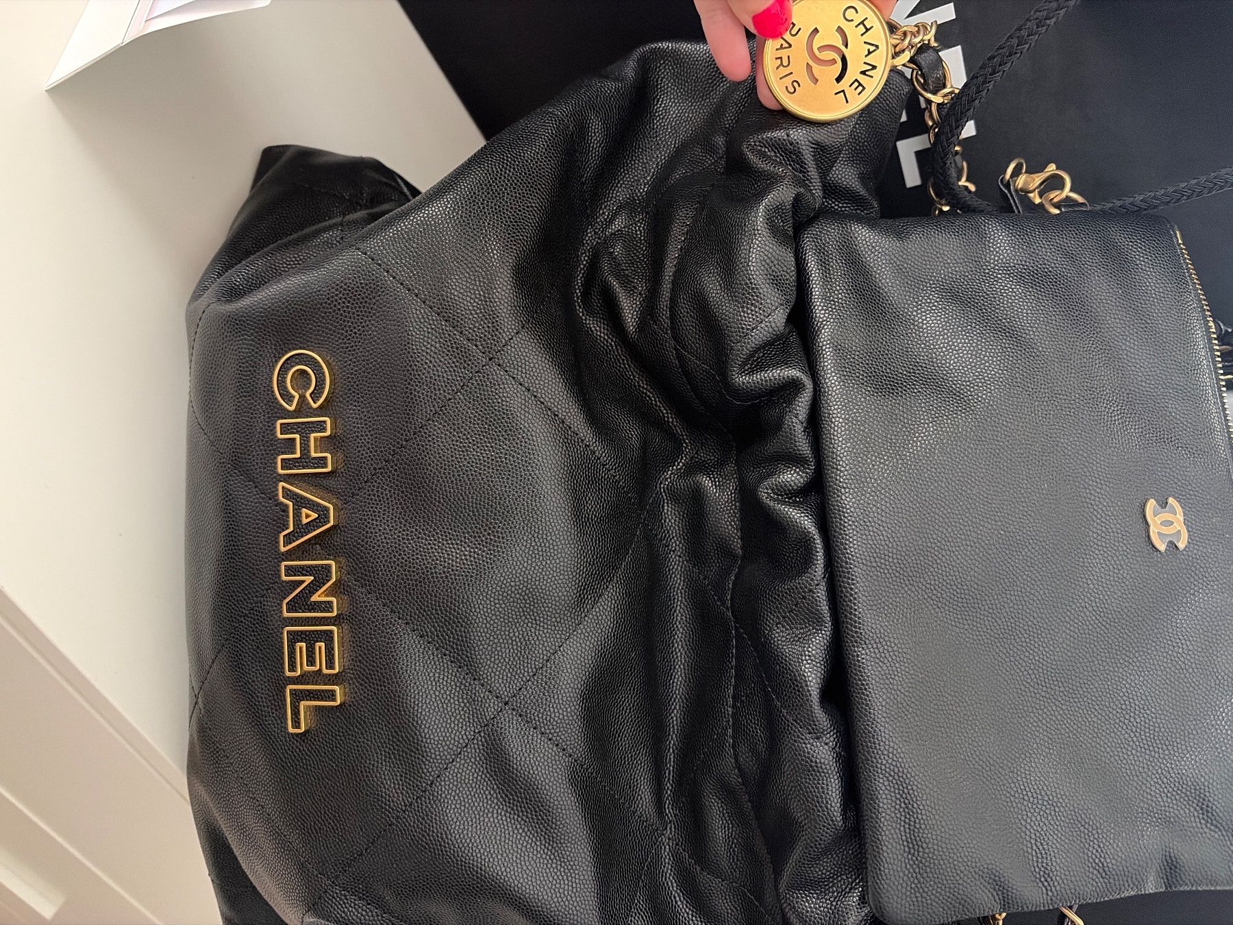 Chanel Taschen für Damen: Chanel 22 Schwarz caviar Leder small – Neu und originalverpackt aus Zürich von Loveluxery 2