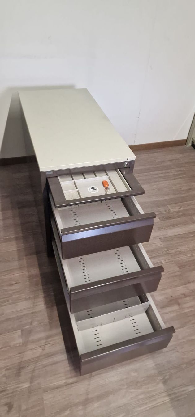 Lista Banconi: 2x Unterstellkorpus Lista + Tisch – Usato da Alpnach Dorf venduto da jkp_k62jg