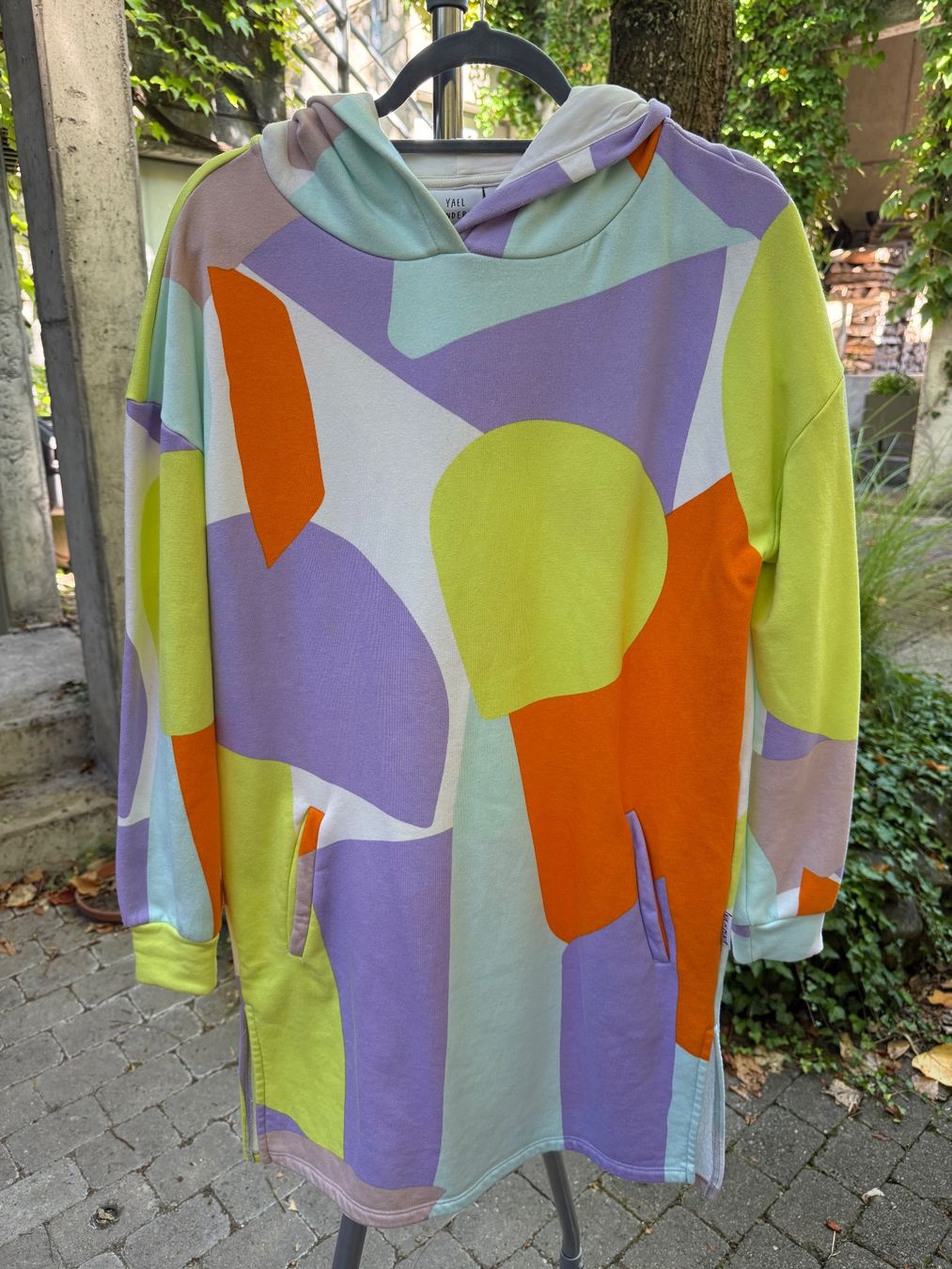 Manor Kleider: Sweatkleid Yael Anders x Manor Gr. S – Gebraucht aus Niederrohrdorf von Frau-Kunterbunt