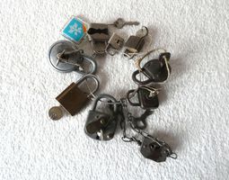 9 alte Vorhängeschlösser