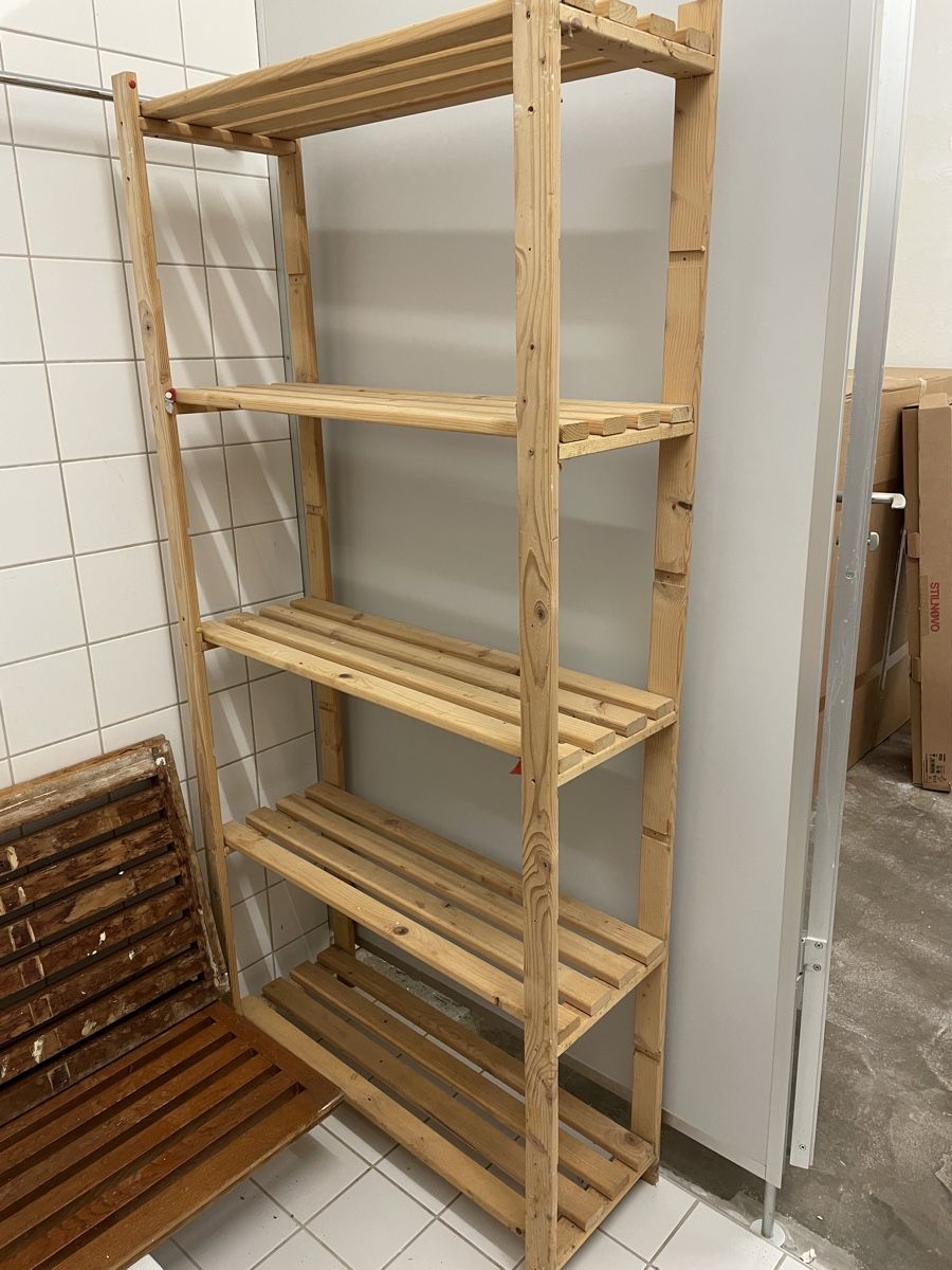 Regale: 2 Holzregale /Kellerregale,  5 Böden – Gebraucht aus Gelterkinden von highfligh
