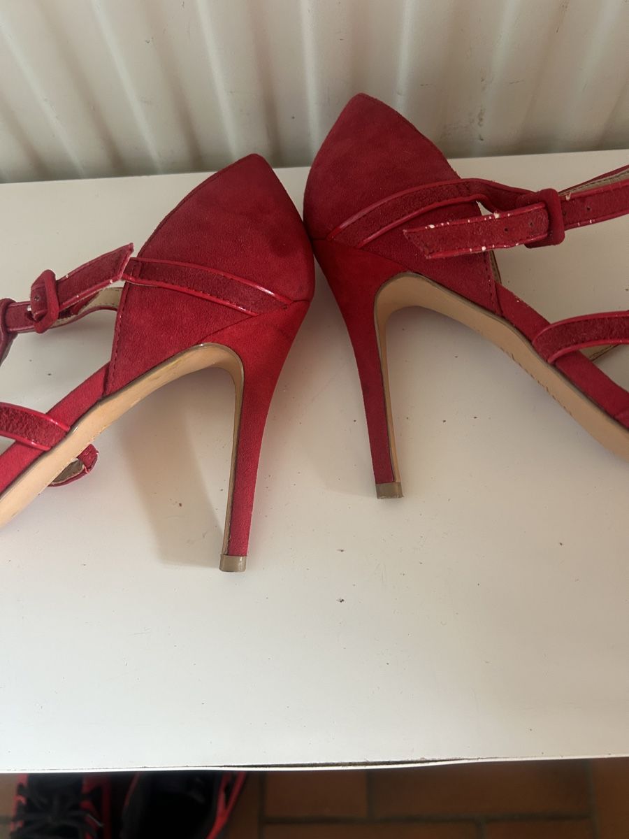 Damenschuhe: Elegant Red Charles & Keith High Heels, Size 39 – Gebraucht aus Marin-Epagnier von Kty_1907 6