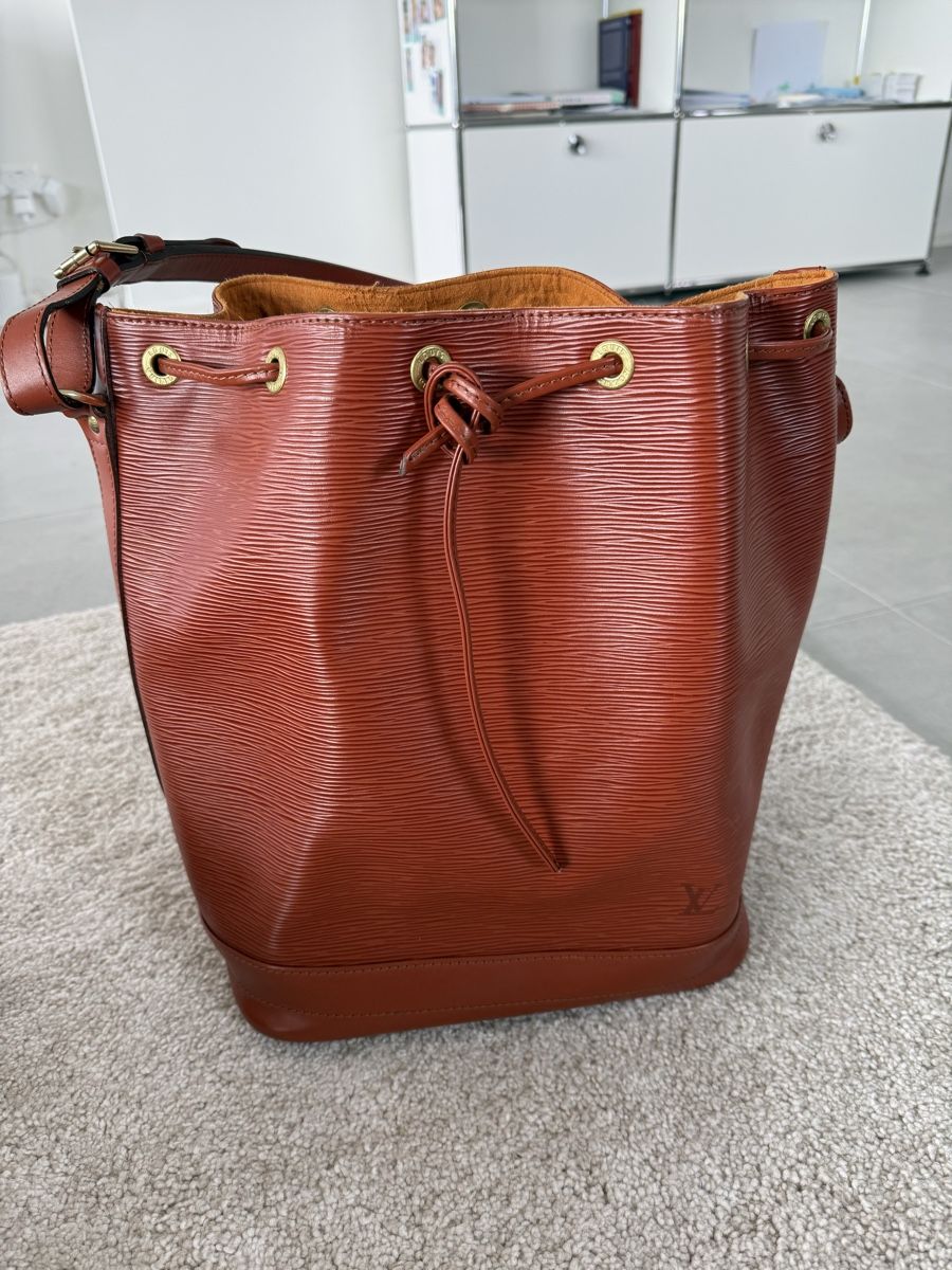 Louis Vuitton Taschen für Damen: Louis Vuitton Epi Borsa secchiello Grand Noé Cognac – Gebraucht aus Cureglia von Zucchi1