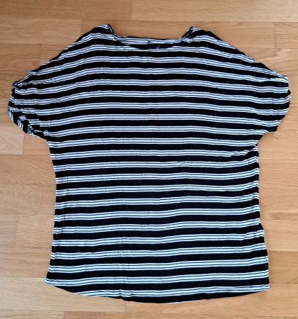 Gestreiftes schulterfreies T-Shirt / Gr. M