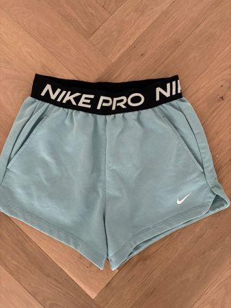 Nike Pro Shorts Mädchen gr. 146-156, Mintgrün