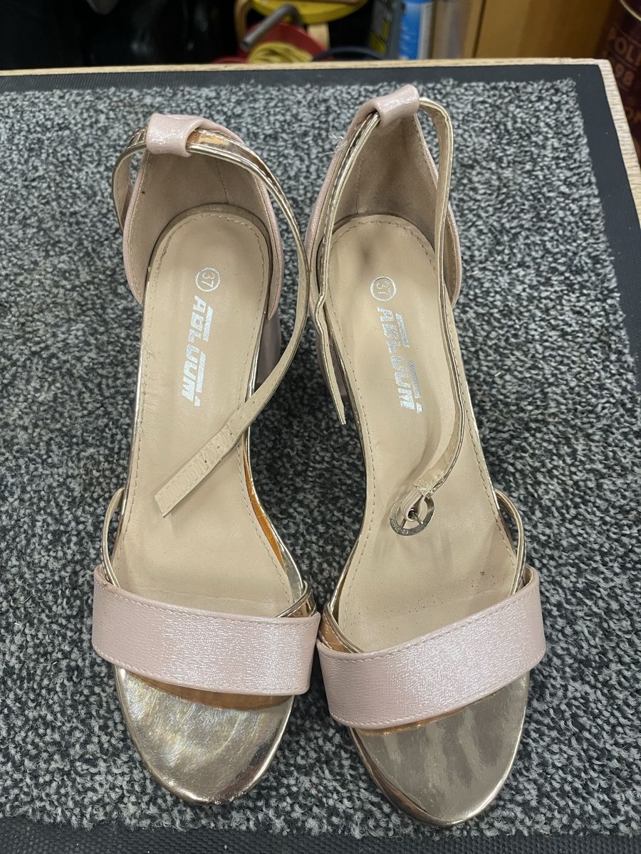 Scarpe da donna: Adluum Gr.37 heels – Usato da Oberwil BL venduto da dyl_htk9