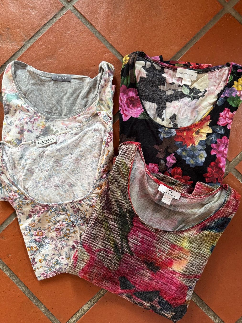 Lotti di vestiti: 4er Set Sommer Shirts Gr. 42 mit Blumenmuster – Usato da Oberrohrdorf venduto da maggys15