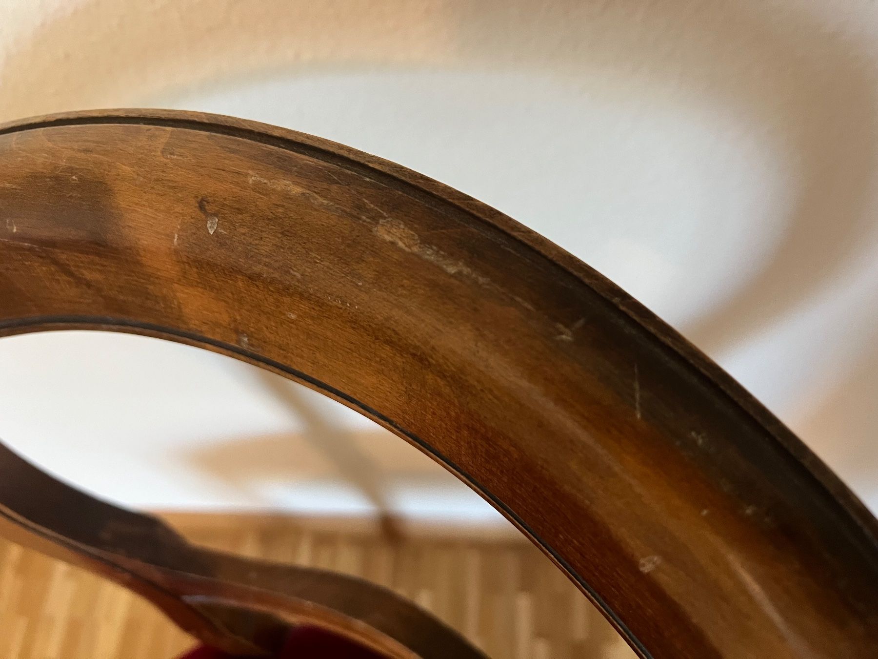 Chaises: Eleganter Holzstuhl mit rotem Polster – D'occasion à Binningen par noa_9wfx 2