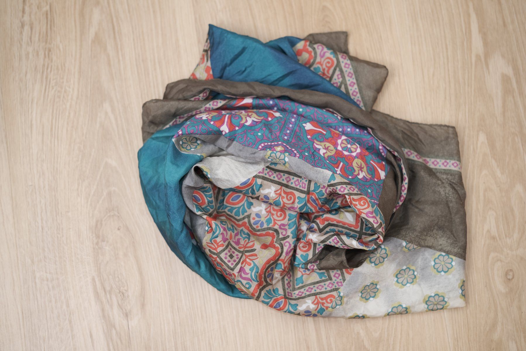 Foulard & Sciarpe: Grosses schönes Seidenfoulard – Usato da Basel venduto da Bluemoewe 2