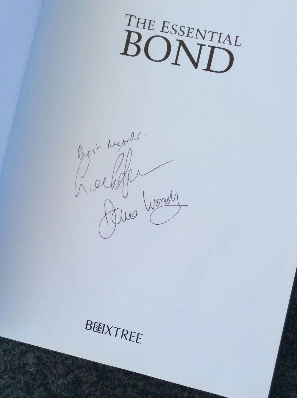 Livres: The Essential Bond mit 2 Originalautogrammen, Buch – D'occasion à Salmsach par aacs65 2