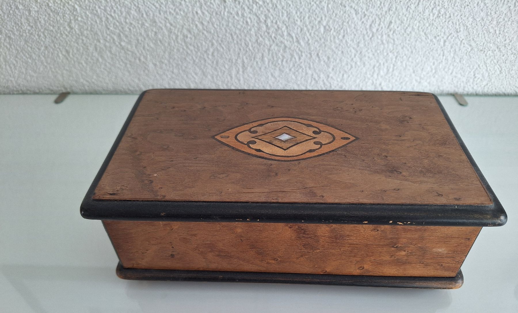 Carillon: Antike Spieldose Schmuckkästchen aus Holz – Difettoso da Sissach venduto da luvama 8