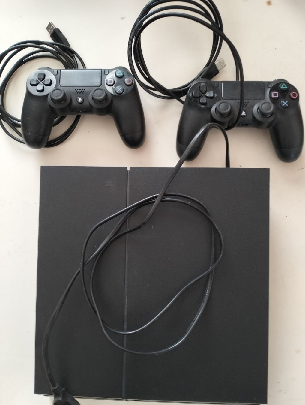 Sony Consoles: Playstation 4 mit 2 Kontroller und 6 Spiele – D'occasion à Ossingen par Challenger74