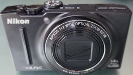 Verkaufe eine Nikon COOLPIX S8200 Digitalkamera in Schwarz.