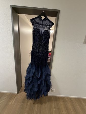 Abendkleid dunkelblau Grösse S mit Federn und Perlen