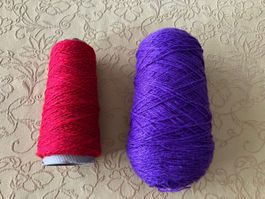 2 matasse di filo rosso e viola