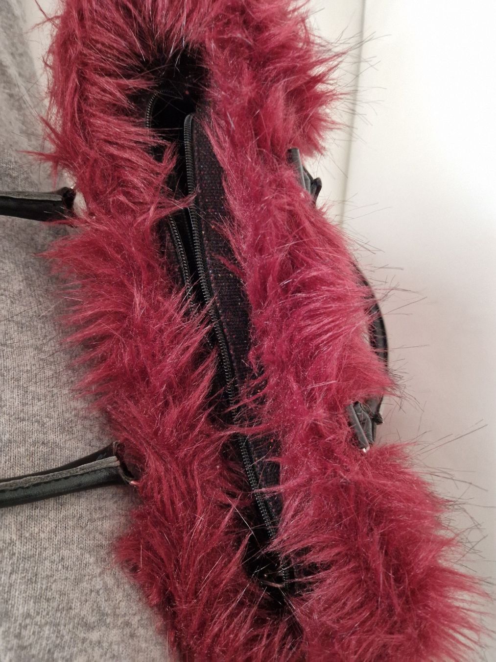 Obag Borse da donna: O Bag bordeaux con bordo pelliccia – Usato da Arbedo venduto da Gyn 3