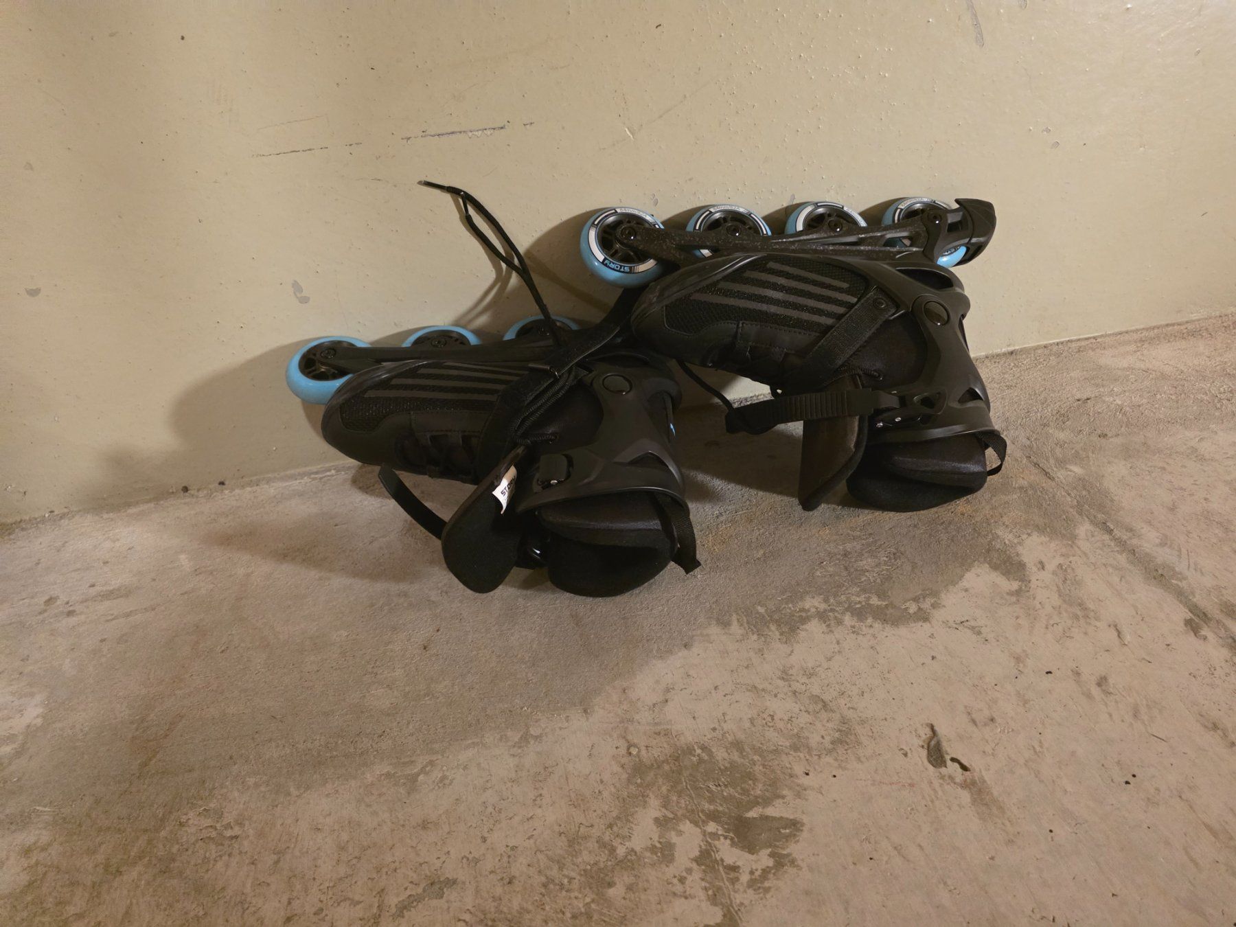 Pattini in linea & Pattini a rotelle: Inline Skates Grösse 43/44 Schwarz/Blau – Usato da Benglen venduto da Schiggy-TCG 1