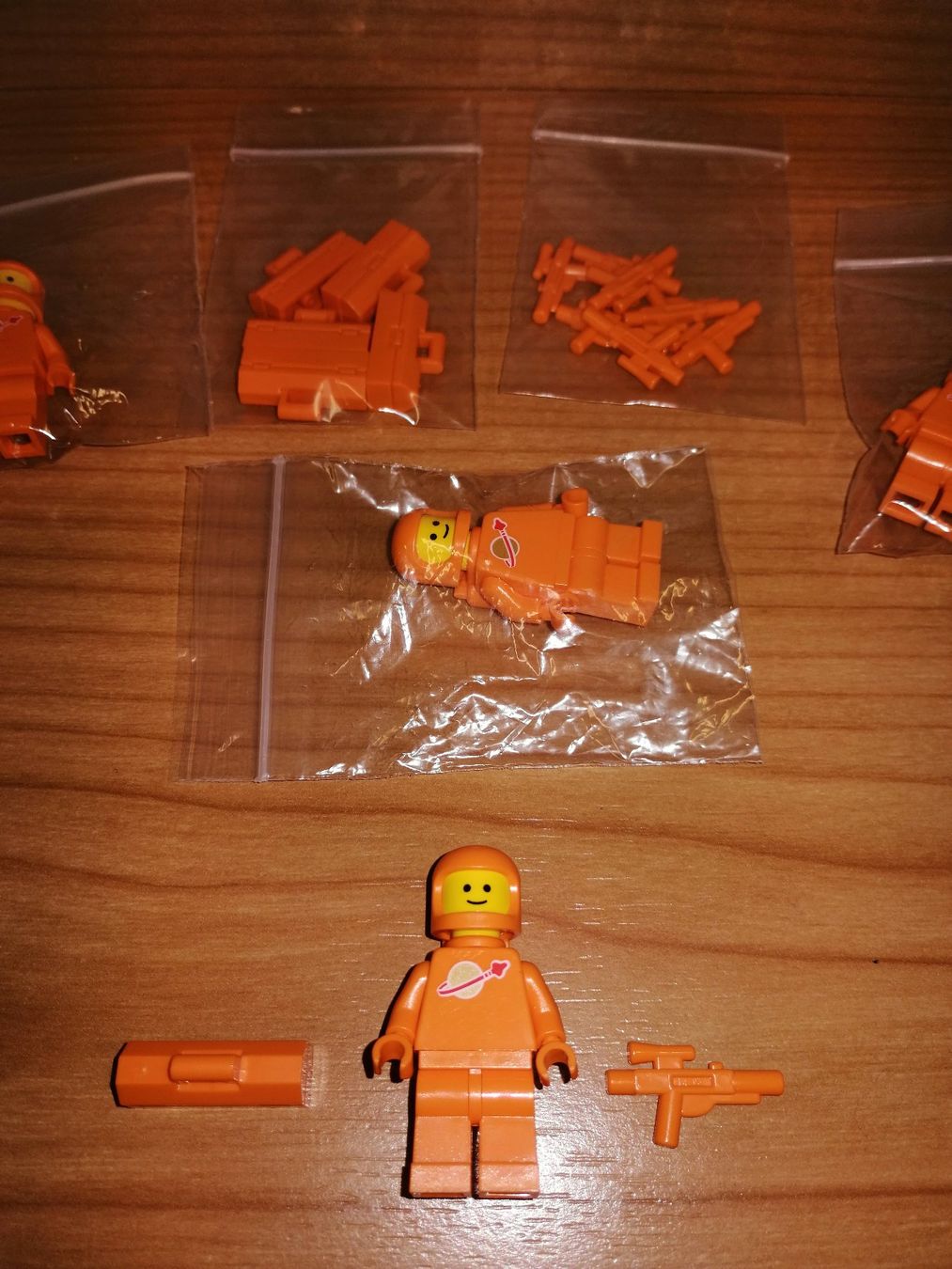 Lego Giocattoli: Lego Space orange Minifigur – Nuovo (secondo la descrizione) da Sils im Domleschg venduto da AMAG_AUDI_ZH 4