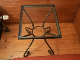Kleiner Beistelltisch mit Metallgestell und Glasplatte