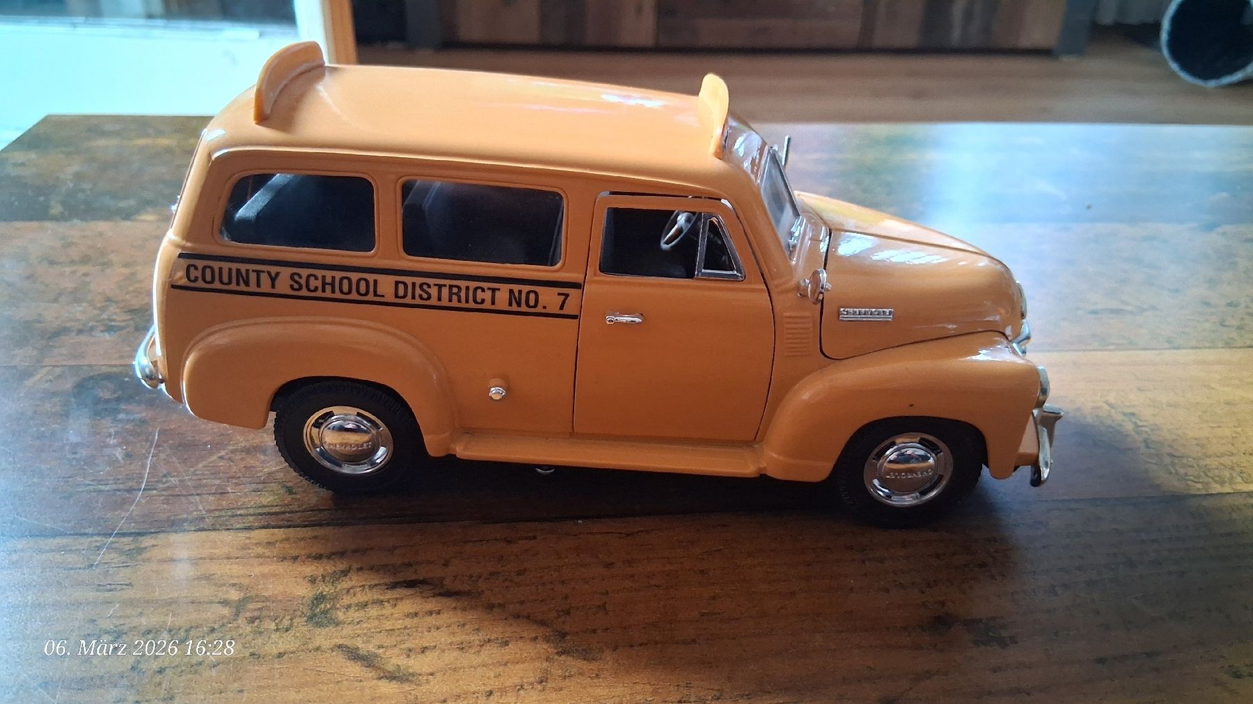 Modellini d'auto: 1:18 Chevy Suburban – Usato da Wolfenschiessen venduto da 2-stroke-garage 2