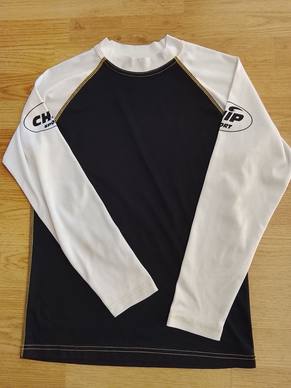 Scarpe, pantaloni & magliette da ginnastica: Maillots pour le sport  – Usato da Couvet venduto da fat_kyl7 1