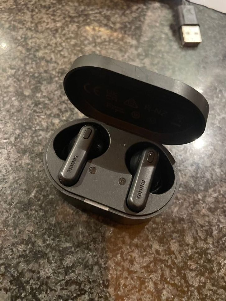 Philips Kopfhörer: Philips earbuds schwarz – Gebraucht aus Bergdietikon von antovale