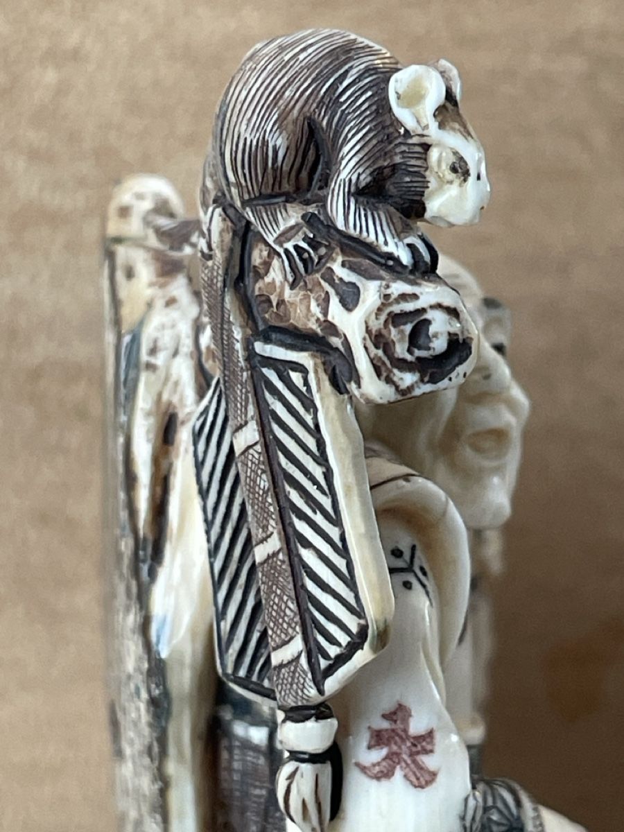 Statuette: Netsuke, Samurai sitzend mit Ratte auf Stock, signiert – Usato da Embrach venduto da Gauvain1 4
