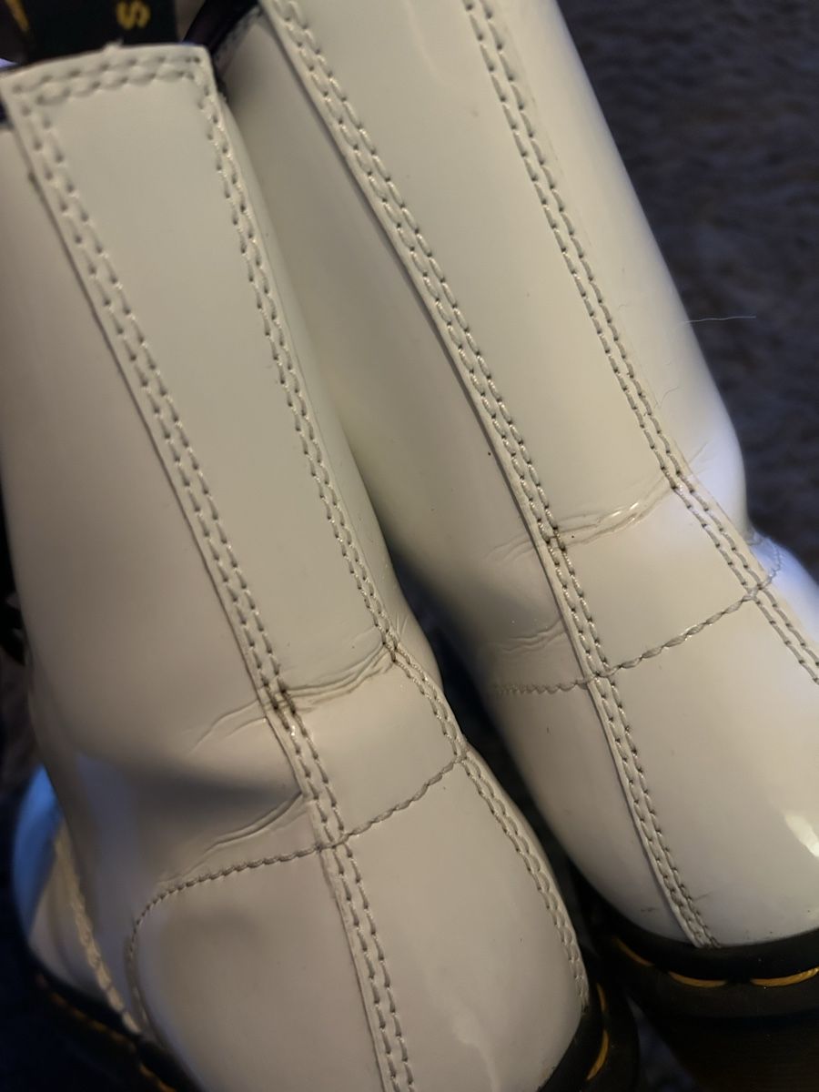 Dr. Martens Scarpe da uomo: Weisse Dr. Martens Lack Stiefel, Grösse 39 – Usato da Winterthur venduto da Nemesia_lea 1