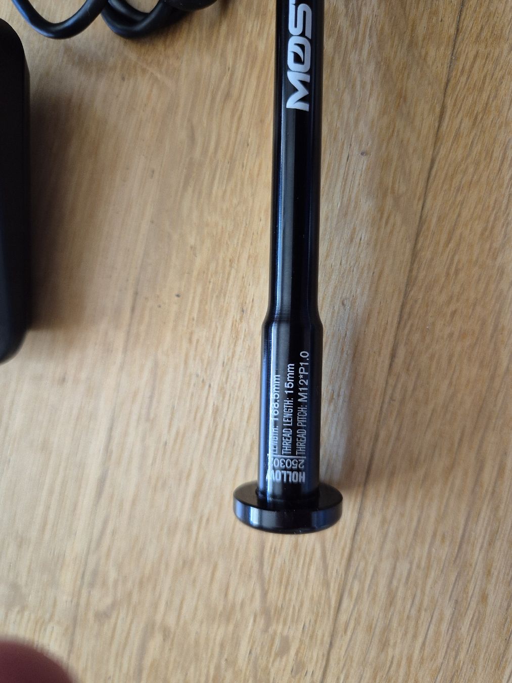 Pinarello Pezzi di ricambio: Thru axle 12mm et écrou red axs pinarello – Nuovo (secondo la descrizione) da Kilchberg ZH venduto da echidne42