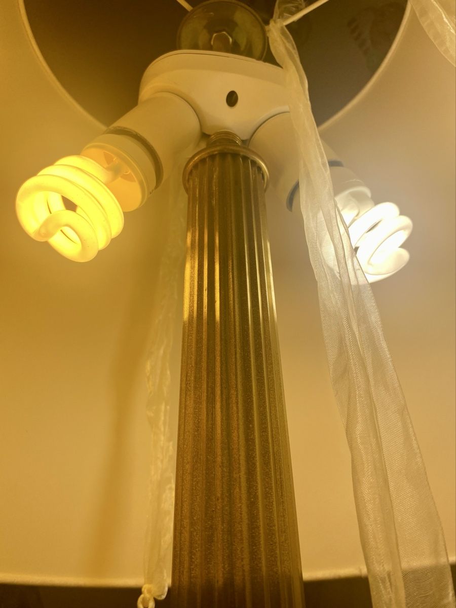 Lampade: Klassische Tischlampe mit Messingfuss & Stoffschirm – Usato da Gebenstorf venduto da Patrycja 3