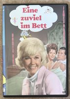 EINE ZUVIEL IM BETT