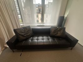 Schwarzes Ledersofa mit Kissen, guter Zustand